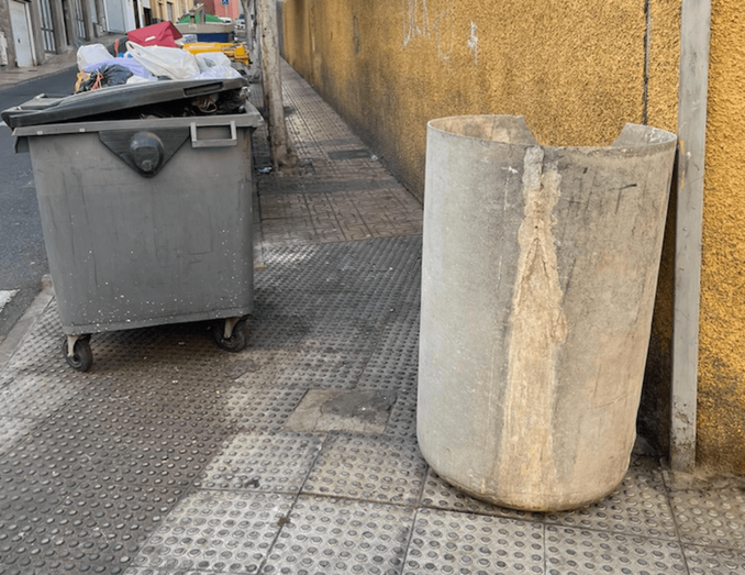 El bidón, junto a los contenedores de basura de la calle La Data / TA